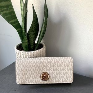 NWT Michael Kors Fulton wallet